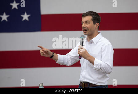 New Hampshire, Stati Uniti d'America. 12 Luglio, 2019. Candidato presidenziale democratico Pete Buttigieg, South Bend Indiana sindaco e un apertamente gay democratici, milita nel Dover, New Hampshire. Credito: Aflo Co. Ltd./Alamy Live News Foto Stock