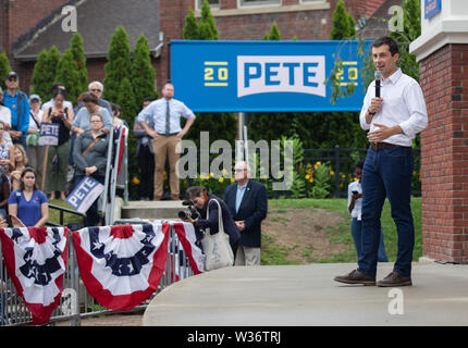 New Hampshire, Stati Uniti d'America. 12 Luglio, 2019. Candidato presidenziale democratico Pete Buttigieg, South Bend Indiana sindaco e un apertamente gay democratici, milita nel Dover, New Hampshire. Credito: Aflo Co. Ltd./Alamy Live News Foto Stock