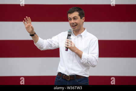 New Hampshire, Stati Uniti d'America. 12 Luglio, 2019. Candidato presidenziale democratico Pete Buttigieg, South Bend Indiana sindaco e un apertamente gay democratici, milita nel Dover, New Hampshire. Credito: Aflo Co. Ltd./Alamy Live News Foto Stock