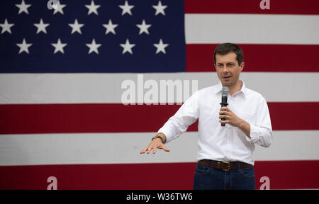 New Hampshire, Stati Uniti d'America. 12 Luglio, 2019. Candidato presidenziale democratico Pete Buttigieg, South Bend Indiana sindaco e un apertamente gay democratici, milita nel Dover, New Hampshire. Credito: Aflo Co. Ltd./Alamy Live News Foto Stock