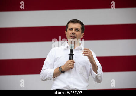 New Hampshire, Stati Uniti d'America. 12 Luglio, 2019. Candidato presidenziale democratico Pete Buttigieg, South Bend Indiana sindaco e un apertamente gay democratici, milita nel Dover, New Hampshire. Credito: Aflo Co. Ltd./Alamy Live News Foto Stock