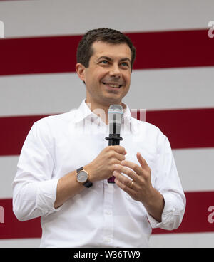 New Hampshire, Stati Uniti d'America. 12 Luglio, 2019. Candidato presidenziale democratico Pete Buttigieg, South Bend Indiana sindaco e un apertamente gay democratici, milita nel Dover, New Hampshire. Credito: Aflo Co. Ltd./Alamy Live News Foto Stock