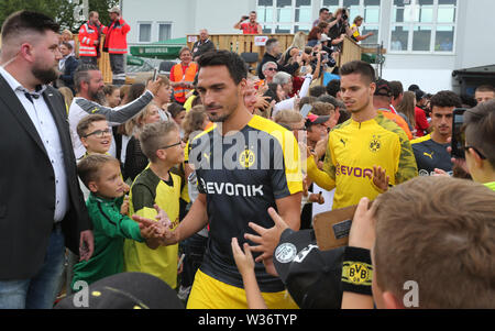 Hardheim, Germania. 12 Luglio, 2019. Dortmund Mats Hummels (M) e Julian Weigl eseguire attraverso ventilatori a passo. Credito: Karl-Josef Hildenbrand/dpa/Alamy Live News Foto Stock