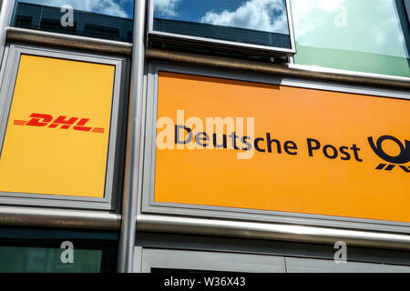 DHL Deutsche Post logo, Berlino Germania Foto Stock