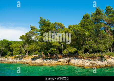Vista della costa croata vicino a Malinska sull'Isola di Krk, Croazia Foto Stock