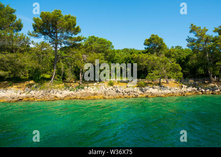 Vista della costa croata vicino a Malinska sull'Isola di Krk, Croazia Foto Stock