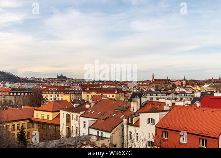 Praha panorama cittadino con Prazsky hrad castello, alcune chiese e molti edifici storici dal colle di Vysehrad nella Repubblica Ceca durante i primi anni di primavera Foto Stock