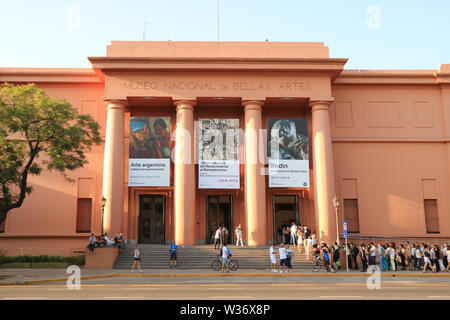 Molte persone in attesa di visitare il Museo Nazionale delle Belle Arti o il Museo Nacional de Bellas Artes di Buenos Aires, Argentina Foto Stock