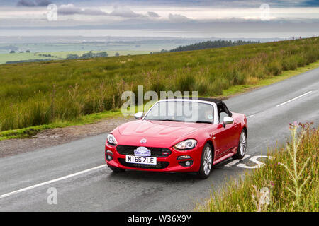 Lancashire Automobile Club costa a costa 2019; a partire da Midland Hotel a Morecambe e finendo a Dunsley Hall di Sandsend vicino a Whitby questa annata auto coast to coast rally percorso attraversa le alture del fantastico paesaggio nel trogolo di Bowland con viste sulla baia di Morecambe. La manifestazione è aperta ai classici e amati vetture del patrimonio di tutte le età assumendo la sfida di un percorso lungo circa 170 miglia di sentieri e strade di Inghilterra rurale. Foto Stock