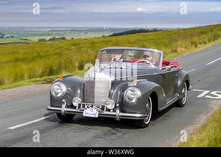 Lancashire Automobile Club costa a costa 2019; a partire da Midland Hotel a Morecambe e finendo a Dunsley Hall di Sandsend vicino a Whitby questa annata auto coast to coast rally percorso attraversa le alture del fantastico paesaggio nel trogolo di Bowland con viste sulla baia di Morecambe. La manifestazione è aperta ai classici e amati vetture del patrimonio di tutte le età assumendo la sfida di un percorso lungo circa 170 miglia di sentieri e strade di Inghilterra rurale. Foto Stock