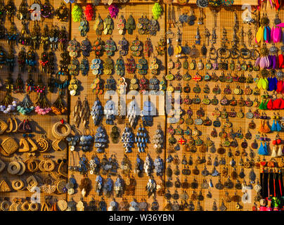 Hoi An, Vietnam - il Lug 19, 2018. Magneti colorati souvenir in Hoi An, Vietnam. La storica città vecchia di Hoi An è Patrimonio mondiale dell UNESCO dal 1999 Foto Stock