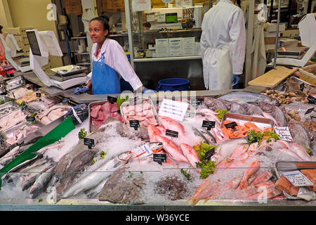 Cardiff Central Market giovane donna che lavora presso E. Ashton Fishmongers che vende frutti di mare al banco di pesce fresco nel Cardiff City Centre Wales UK KATHY DEWIT Foto Stock