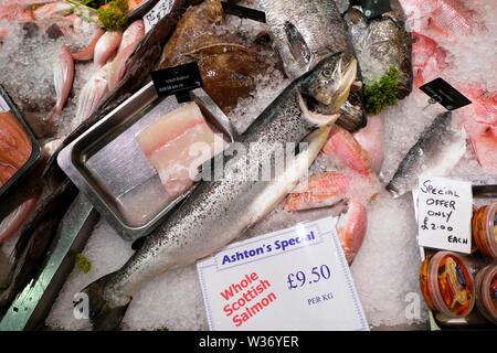 Cardiff Central Market E. Ashton pescivendolo la vendita di pesce fresco in centro di Cardiff Wales UK KATHY DEWITT Foto Stock