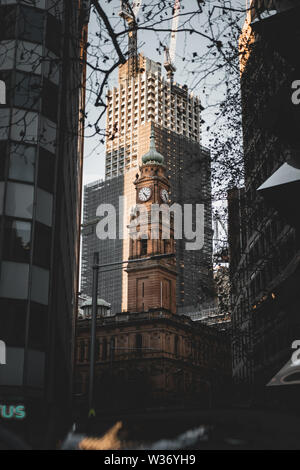 Sydney, Nuovo Galles del Sud, Australia - Giugno 30th, 2018: Guardando attraverso due edifici presso il Dipartimento di terre edificio torre dell orologio in CBD. Foto Stock