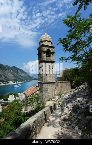 La Chiesa di Nostra Signora del Rimedio al di sopra della vecchia città di Kotor, Montenegro. Foto Stock