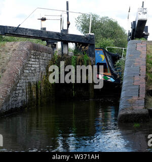 Canal boat dopo aver abbassato il livello dell'acqua di blocco sul Canal Grand Union vicino ad Aylesbury, Buckinghamshire. Foto Stock