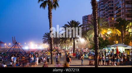 Malaga, Spagna - 23 giugno 2018. Scena notturna con molte persone presso la spiaggia Malagueta nella celebrazione della notte di San Juan Foto Stock