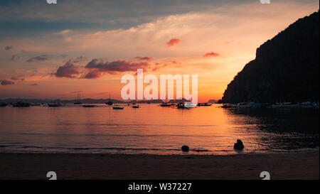 Bel tramonto con sagome di barche filippina in El Nido, isola di Palawan, Filippine Foto Stock