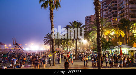 Malaga, Spagna - 23 giugno 2018. Scena notturna con molte persone presso la spiaggia Malagueta nella celebrazione della notte di San Juan Foto Stock