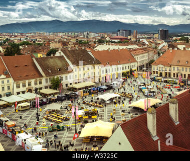 Sibiu, Romania - Giugno 06, 2019, Street Food Festival Sibiu 2019 in Piazza Grande, Sibiu, Romania, vista aerea Foto Stock