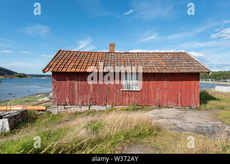 Resö, Svezia - 10 Luglio 2019: vista di una vecchia capanna di pesca sull'isola di Resö, Svezia occidentale. Foto Stock