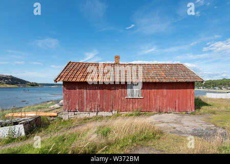 Resö, Svezia - 10 Luglio 2019: vista di una vecchia capanna di pesca sull'isola di Resö, Svezia occidentale. Foto Stock