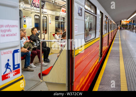 Varsavia, Polonia. 13 Luglio, 2019. Slow summer weekend al Raclawicka stazione metropolitana di Varsavia. Tradizionalmente, luglio e la prima metà del mese di agosto è una stagione turistica in Polonia. Le grandi città, soprattutto durante il fine settimana di sole sono deserte. Credito: Robert Pastryk/ZUMA filo/Alamy Live News Foto Stock