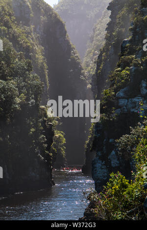 Deep river gorge natura paesaggio con un gruppo di persone su canoe nel lontano sullo sfondo. Foto Stock