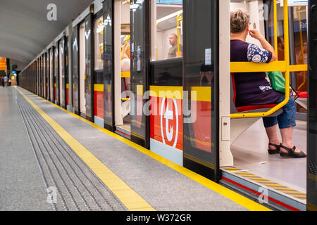 Varsavia, Polonia. 13 Luglio, 2019. Slow summer weekend al Raclawicka stazione metropolitana di Varsavia. Tradizionalmente, luglio e la prima metà del mese di agosto è una stagione turistica in Polonia. Le grandi città, soprattutto durante il fine settimana di sole sono deserte. Credito: Robert Pastryk/ZUMA filo/Alamy Live News Foto Stock