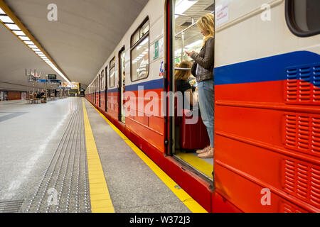 Varsavia, Polonia. 13 Luglio, 2019. Slow summer weekend al Raclawicka stazione metropolitana di Varsavia. Tradizionalmente, luglio e la prima metà del mese di agosto è una stagione turistica in Polonia. Le grandi città, soprattutto durante il fine settimana di sole sono deserte. Credito: Robert Pastryk/ZUMA filo/Alamy Live News Foto Stock