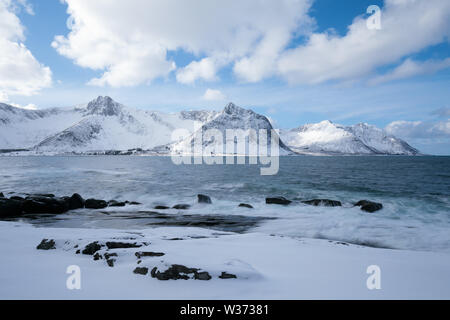 Incredibile tramonto su montagna e fiordo, paesaggio invernale, Norvegia il sole tramonta sulle Alpi norvegesi e l'ora blu inizia nel raggio di azione a Senja, Norvegia Foto Stock