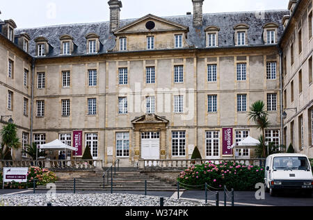 Arazzo di Bayeux Museum, ingresso, antico edificio di pietra, simmetrica, Europa, Normandia; Bayeux; Francia; estate; orizzontale Foto Stock