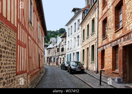 Scena di strada, curvo, ciottoli, strette, cityscape, vecchi edifici, automobili parcheggiate, Europa, Normandia, Honfleur, Francia, estate, orizzontale Foto Stock