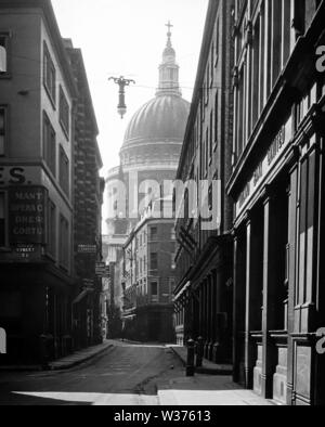 St Pauls Cathedral da Watling Street, Londra Foto Stock