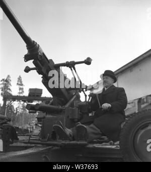 Produzione delle armi. Il direttore tecnico Victor Hammar di bracci svedese Bofors produttore sta cercando il loro anti-aerei canon. Egli era responsabile di molte delle società di costruzioni e ha contribuito a Bofors successo e leader a livello mondiale per il produttore di armi. La Svezia 1942. Kristoffersson Rif A7-3 Foto Stock