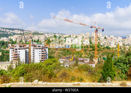 Haifa, Israele - 12 Luglio 2019: sito di costruzione di edifici di appartamenti, con i lavoratori. Il suo un rinnovamento urbano progetto. Haifa, Israele Foto Stock