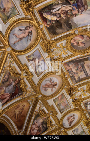 Il barocco sontuoso soffitto ornamentali nella bella Chiesa della Certosa di San Martino, Vomero Napoli, Italia, Europa. Foto Stock