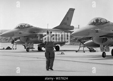 Operazione NATO 'Deny volo' nella ex Jugoslavia per il divieto dei voli militari per la Bosnia e la neutralizzazione di Serbian-Bosnian forze terrestri. F 16 piani olandese all'aeroporto Villafranca di Verona (Italia), Aprile 1993 Foto Stock