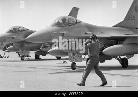 Operazione NATO 'Deny volo' nella ex Jugoslavia per il divieto dei voli militari per la Bosnia e la neutralizzazione di Serbian-Bosnian forze terrestri. F 16 piani olandese all'aeroporto Villafranca di Verona (Italia), Aprile 1993 Foto Stock