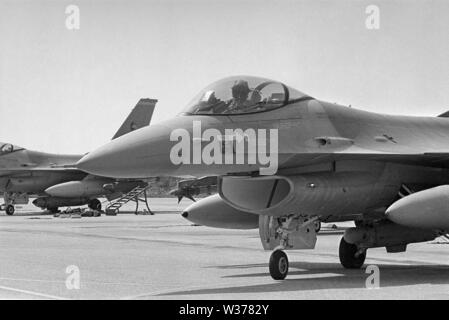 Operazione NATO 'Deny volo' nella ex Jugoslavia per il divieto dei voli militari per la Bosnia e la neutralizzazione di Serbian-Bosnian forze terrestri. F 16 piani olandese all'aeroporto Villafranca di Verona (Italia), Aprile 1993 Foto Stock