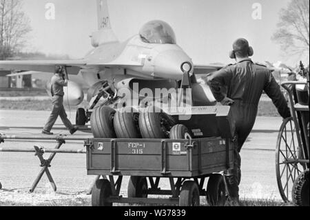 Operazione NATO 'Deny volo' nella ex Jugoslavia per il divieto dei voli militari per la Bosnia e la neutralizzazione di Serbian-Bosnian forze terrestri. F 16 piani olandese all'aeroporto Villafranca di Verona (Italia), Aprile 1993 Foto Stock