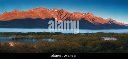 La famosa fila di salici a Glenorchy, Isola del Sud, Nuova Zelanda. Situato vicino a Queenstown, Glenorchy è un paradiso neozelandese e popolare turista Foto Stock