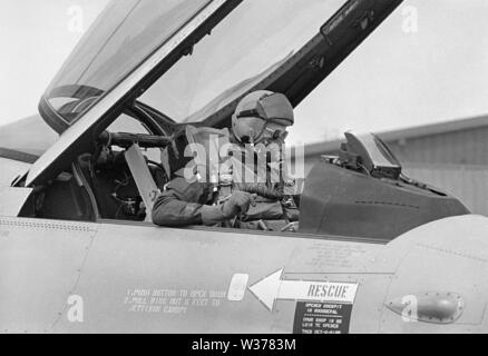 Operazione NATO 'Deny volo' nella ex Jugoslavia per il divieto dei voli militari per la Bosnia e la neutralizzazione di Serbian-Bosnian forze terrestri. F 16 piani olandese all'aeroporto Villafranca di Verona (Italia), Aprile 1993 Foto Stock