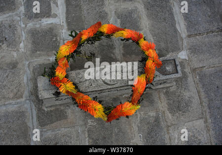 Srinagar Kashmir. Il 13 luglio 2019. 13 Luglio, 2019. Flusso principale i membri del partito e della gente del posto fiori laici sulle tombe a "martiri cimitero'' a Srinagar, in indiano Kashmir amministrato. Il 13 luglio è osservata come martiri" Giorno nel Kashmir per rendere omaggio al 22 civili uccisi dall'esercito Dogra fuori Srinagar prigione centrale nel 1931. Le restrizioni sono state poste in tutta la valle di contrastare qualsiasi protesta e al bar la Pro-Freedom camp da visitare il cimitero Credito: Muzamil Mattoo/IMAGESLIVE/ZUMA filo/Alamy Live News Foto Stock