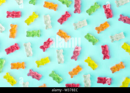 Piano di composizione dei laici con deliziosi jelly orsi, jelly bears pattern su sfondo azzurro Foto Stock