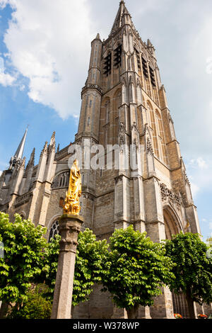 San Martino la cattedrale di architettura gotica della chiesa cattolica di Ypres, Ieper, Belgio Foto Stock