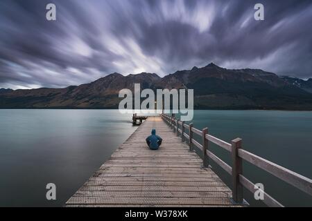 La famosa fila di salici a Glenorchy, Isola del Sud, Nuova Zelanda. Situato vicino a Queenstown, Glenorchy è un paradiso neozelandese e popolare turista Foto Stock