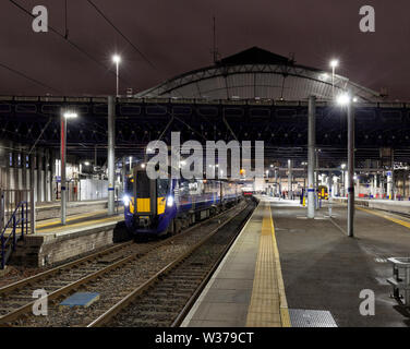 Classe Scotrail 385 treno elettrico 385104 a Glasgow Queen street in attesa di partire con un treno per Alloa di notte Foto Stock
