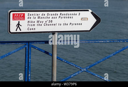 Escursionismo direzione accedi Ouistreham, Normandia, Francia. Foto Stock