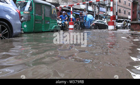 Acqua login 30jun 2019Dhaka, Bangladesh, nella stagione delle piogge i pedoni devono soffrire di acqua di disboscamento dal vecchio Dhaka nayabazar Domenica mattina Foto Stock